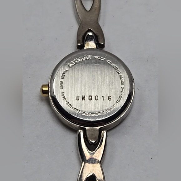 Citizen 5920 S011507 Analog Quartz Watch New Battery Silver Gold Two Tone Womens - Picture 10 of 10